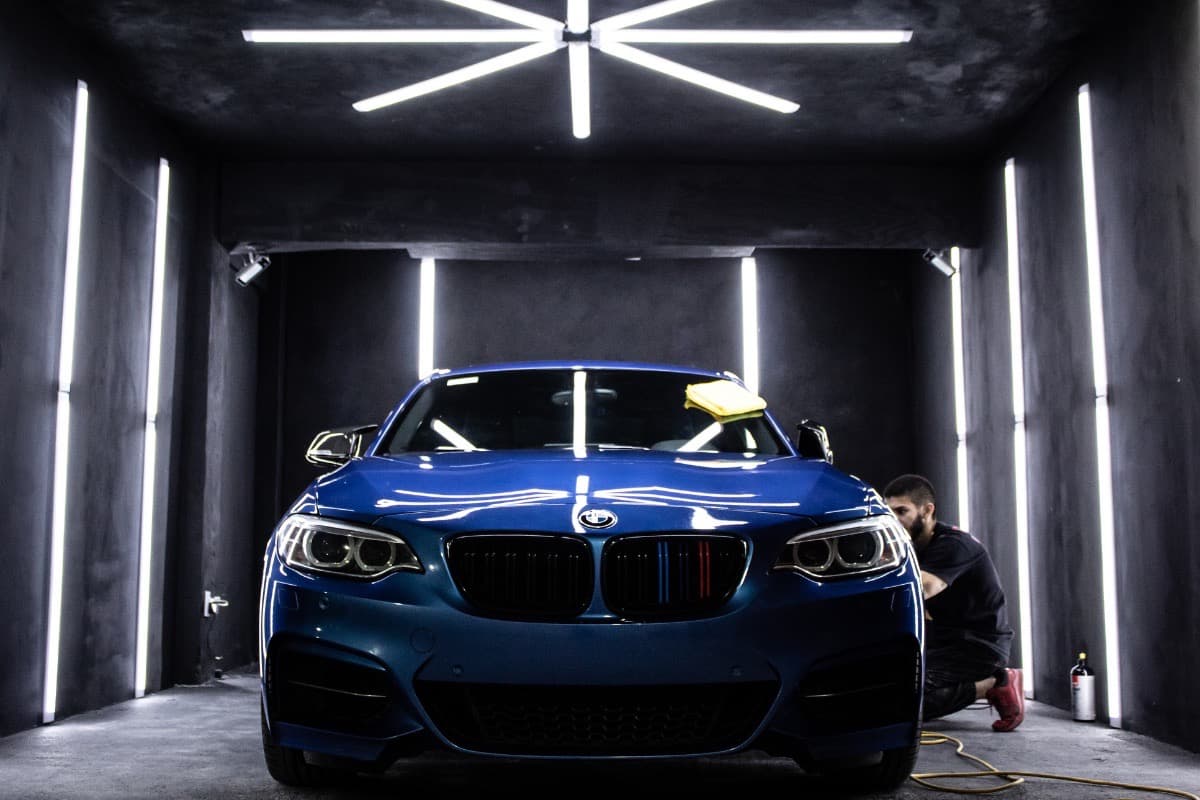 Aplicación profesional de protección de pintura en BMW azul en Monterrey con preparación previa y acabado premium