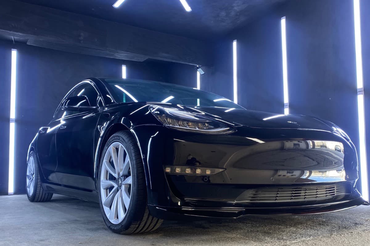 Auto negro con acabado espejo después de detallado automotriz profesional en Monterrey