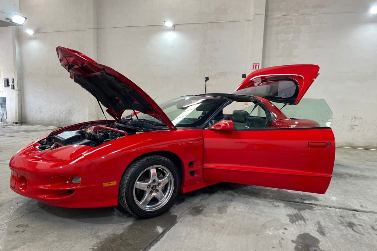 Auto deportivo rojo con protección de pintura automotriz en Monterrey mostrando acabado brillante y restaurado