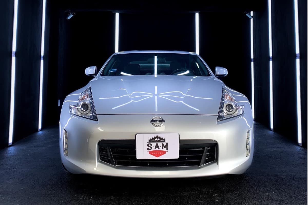 Nissan gris con protección de pintura aplicada en Monterrey con acabado brillante uniforme